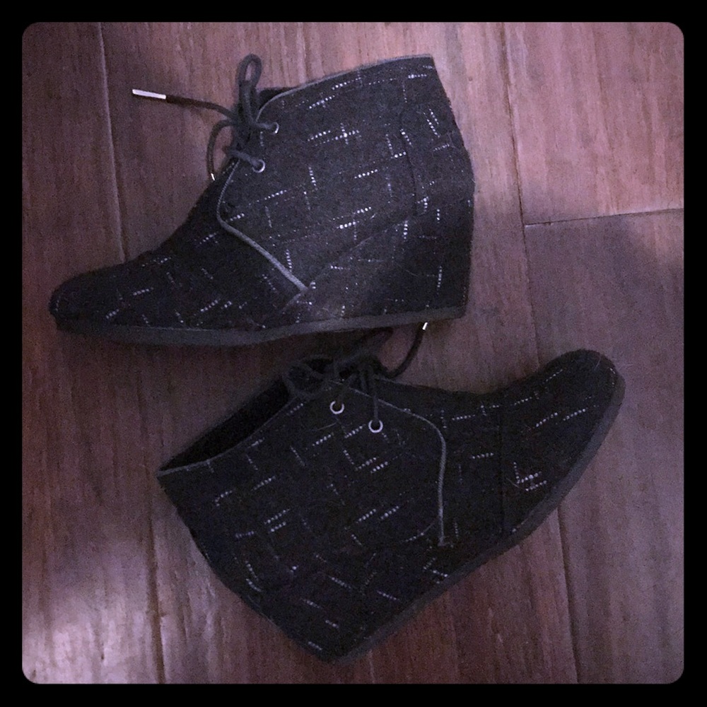 TOMS size 9 wedges.